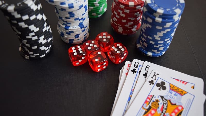 Mengenal dan Mendapatkan Keuntungan dari Bermain Poker Online